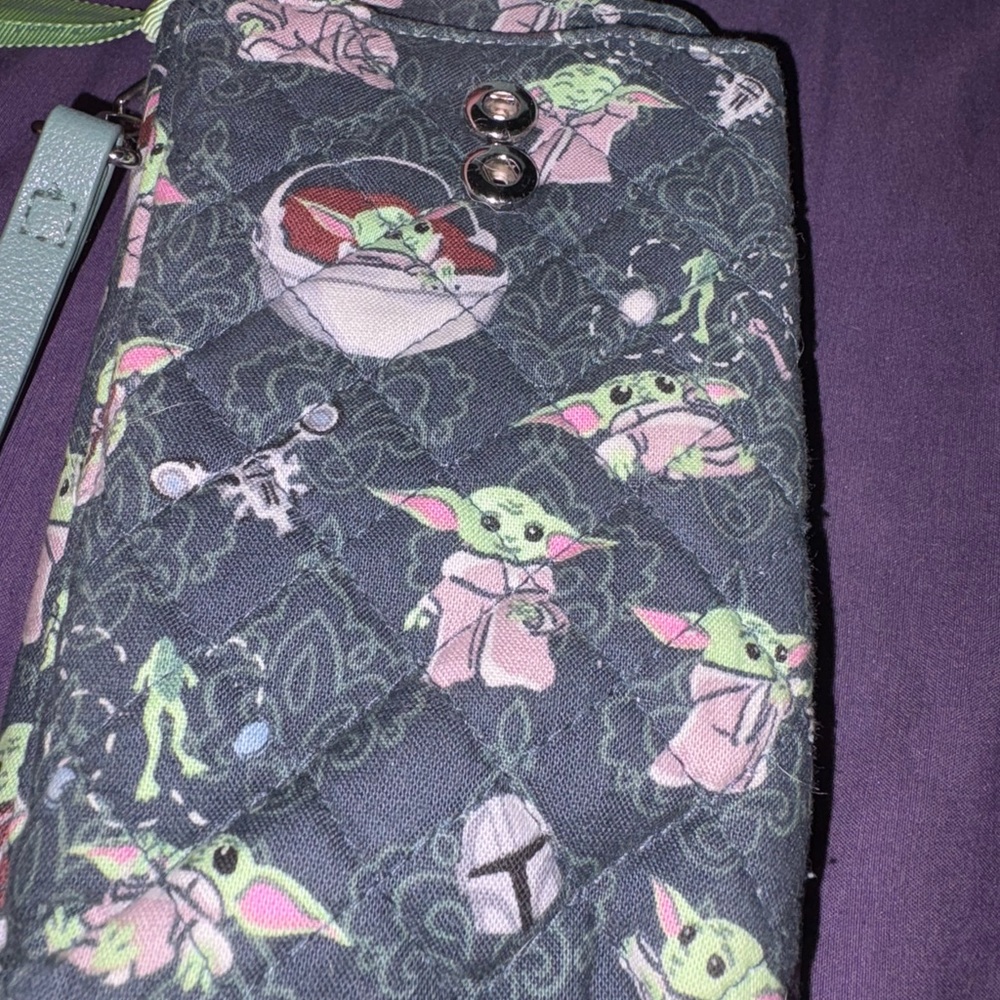 Vera Bradley baby Yoda Grogu phone wallet. - Picture 3 of 6